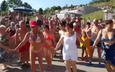OVAKVO UŽIČKO JOŠ NISTE VIDELI: Tuzlanke u kupaćim oplele kolce nasred plaže