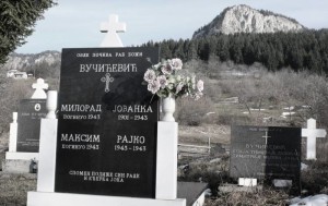 Joka i Rade podižu spomenik svojim nastradalim među kojima je i jednogodišnjiRajko
