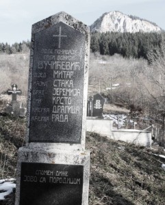 Spomenik  koji je Jovo Vučićević podigao svojim najmilijim koji su stradali 1943 godine