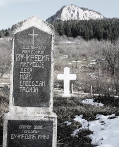 Spomenik nastradaloj porodici Miće Vučićevića - groblje  Visočnik