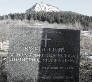 Spomenik stradalim Vucicevicima na groblju Visocnik