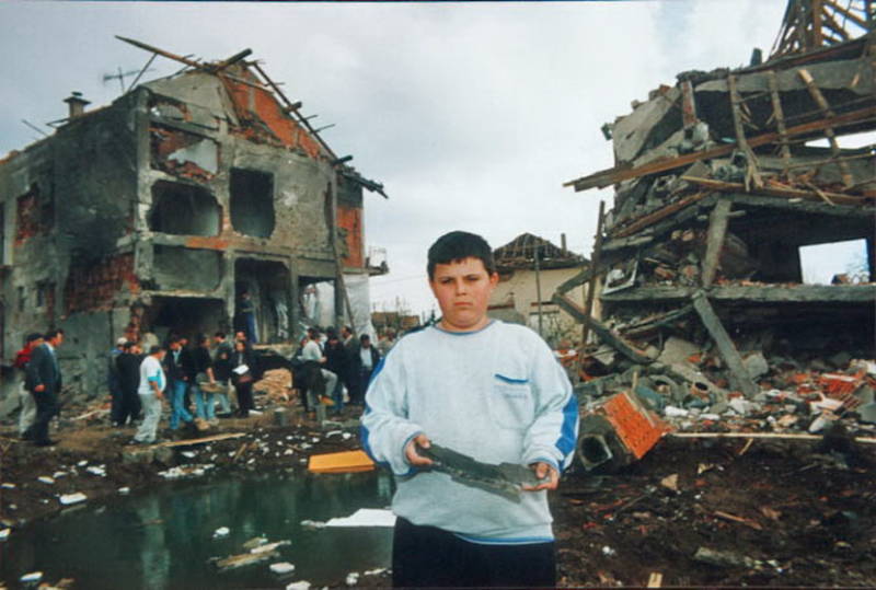 SRBIJA OVO NE SME ZABORAVITI! Ovako je “MILOSRDNI ANĐEO” NATO-a bombama ubijao decu