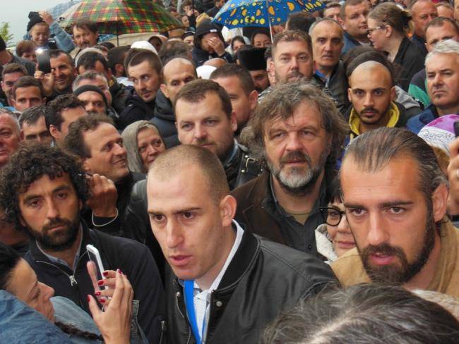 Hiljade vjernika pod Ostrogom: Kusturicu dopratili “Noćni vukovi”