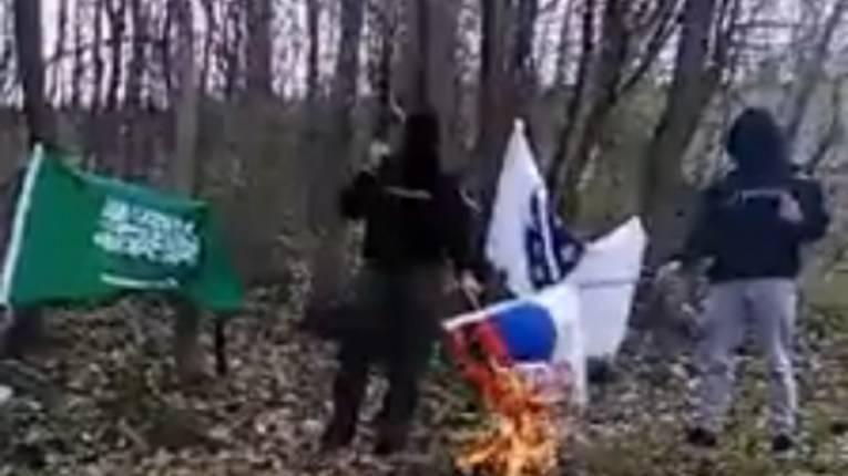 Islamisti iz BiH pucaju i pale srpske zastave