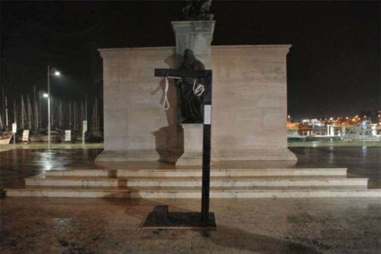 Biste antifašističkih boraca u Puli prekrivene vrećama, ispred spomenika vješalo