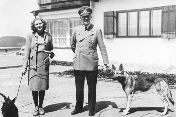 HITLEROVI POSLEDNJI SATI PUNI BLUDA: Eva Braun želi da bude lep leš i da popije otrov, a on…