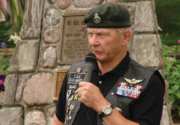 GENERAL MEKENZI OTKRIVA ZABRANJENU ISTINU: Evo ko je izlazio iz zaštićenih zona i palio srpska sela, i šta se posle dogodilo …