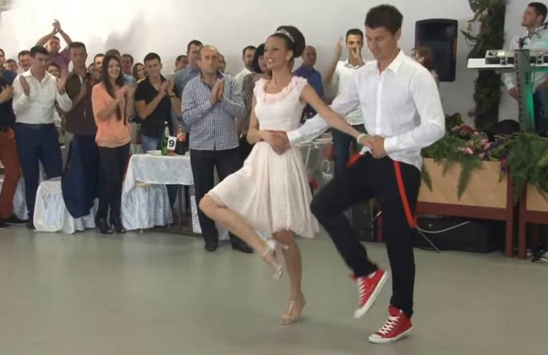 POGLEDAJTE NAJLJEPŠI PRVI PLES NA SVADBI U SRBIJI !  Video